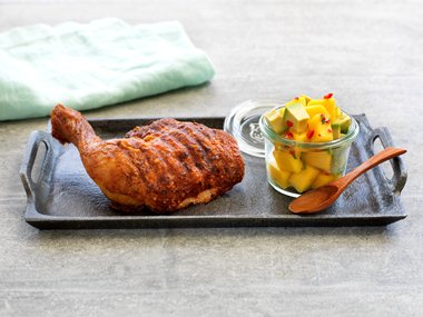 Grillet kyllinglår med mango- og avokadosalat