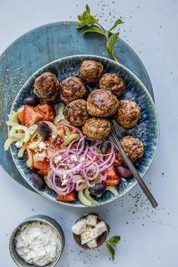 Lammeboller med gresk salat og tzatziki