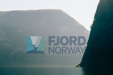 Bratt fjell i fjord