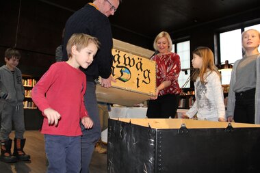 Fylling av skrinet til Deichman Bjørvikas grunnstein (2017)