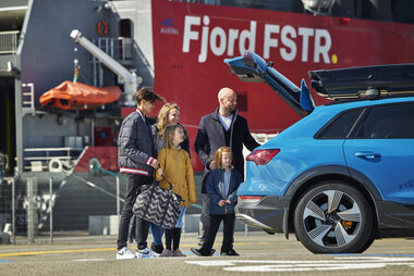 Fjord FSTR kaien med bil