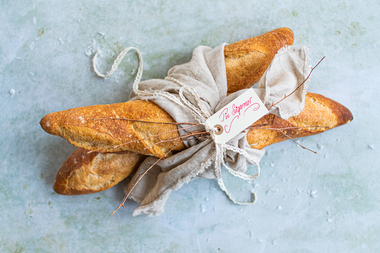 Til svigermor: Luftige franske baguetter med hvit linduk med blondebånd og kvister.