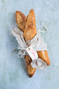 Til svigermor: Luftige franske baguetter med hvit linduk med blondebånd og kvister.