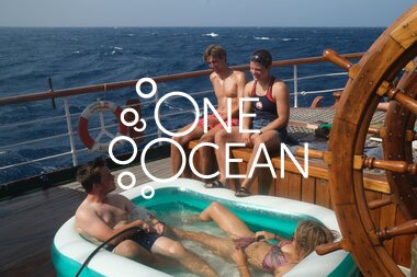 Mannskapet kjøler seg ned i minibasseng på dekk under Atlanterhavsetappen, One Ocean Expedition 