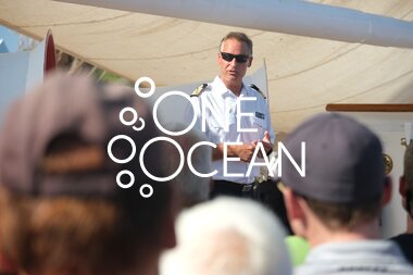 Kaptein Marcus Seids gir opplæring til nye medseilere,  One Ocean Expedition