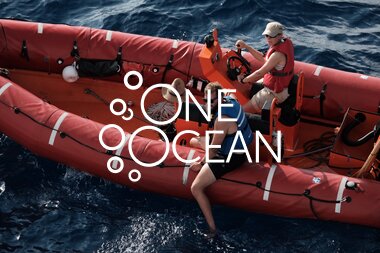 Mannskapet holder vakt mens medseilerne tar seg et hav-bad, One Ocean Expedition 
