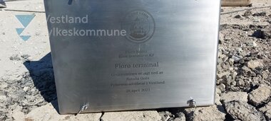 Fylkesvaraordførar Natalia Golis la 28. april 2021 ned grunnsteinen for den nye kollektivterminalen på Fugleskjærkaia i Florø hamn KF. 