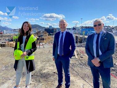 Fylkesvaraordførar Natalia Golis la 28. april 2021 ned grunnsteinen for den nye kollektivterminalen på Fugleskjærkaia i Florø hamn KF. 