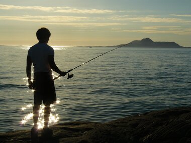 Gutt med fiskestang