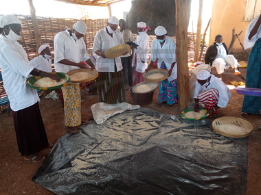 Sparegruppe for kvinner får opplæring i videreforedling av mais og peanøtter