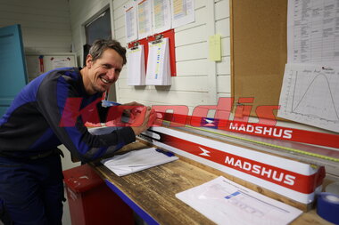 Lars Berger på Madshus skifabrikk på Biri