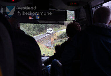 Hovudutvalet fekk merke utfordringane med smale og dårleg sikra vestlandsvegar på synfaringa si i Lodalen og Oldedalen i Nordfjord. 