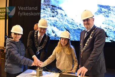 Fredag 11. mars 2022 gjekk startsalven for den nye fiskerihamna i Langevåg på Bømlo. Og med det får Sunnhordland og Vestland den største moloen i Noreg, 500 meter lang og 40 meter djup.