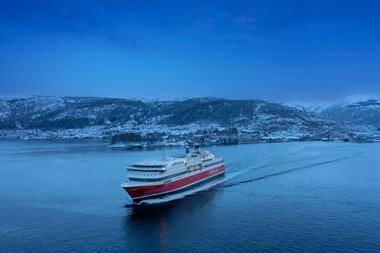 MS Stavangerfjord på vei ut fra Bergen