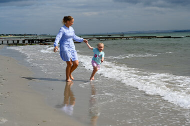 Mor og datter på stranda i Aarhus