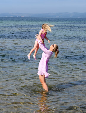 Mor og datter leker i vannet