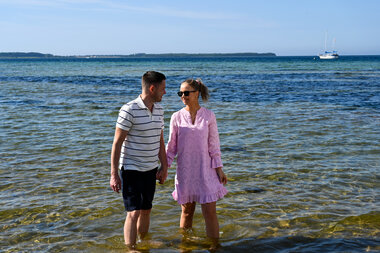 Par på strand i Danmark