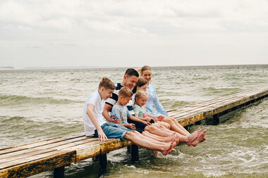 Familie på strand i Danmark