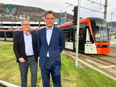Fylkesdirektør Rune Haugsdal og Jostein Fjærestad, avdelingsdirektør 