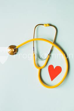 Stetoskop med rødt hjerte