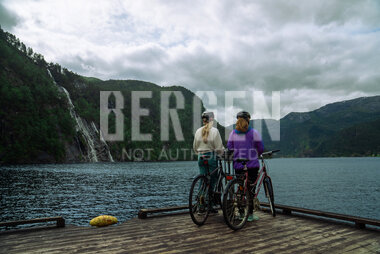 På sykkeltur i Modalen kommune nord for Bergen
