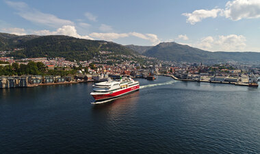 MS Stavangerfjord på vei ut fra Bergen