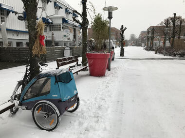 sykkel og sykkelvogn i julepyntet gågate i Ski