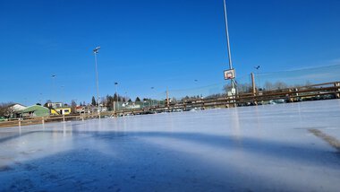 Skøytebanen med is i Ski idrettsanlegg