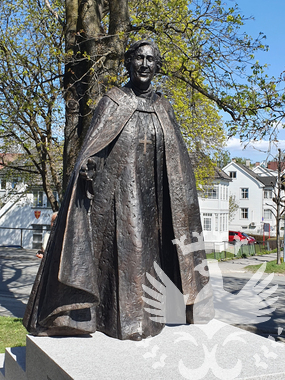 Biskop Rosemarie Kõhns statue avdukes ved Hamar domkirke.