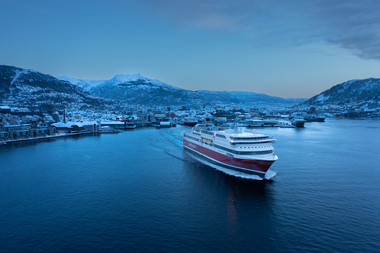 MS Stavangerfjord i vinterlandskap i Bergen