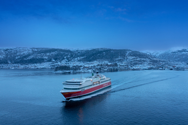 MS Stavangerfjord i vinterlandskap i Bergen