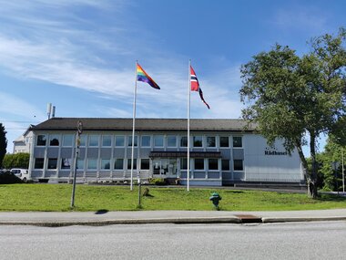 Prideflagg på kommunehuset på Manger