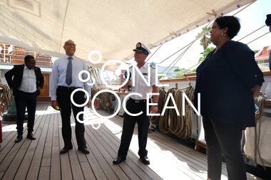 Kaptein Marcus Seidl tar imot besøk av offisielle myndigheter og lokale medier, Willemstad,Curacao