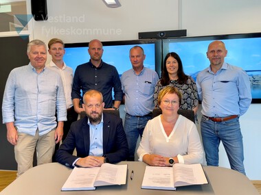Vestland fylkeskommune signerte 29. juni 2023 kontrakt med Skanska AS om bygginga av Ytre Steinsund bru i Solund.