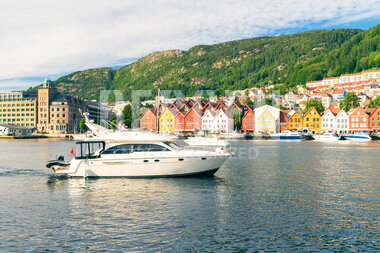 Båten MS Sea More fra LG Yacht ved Bryggen i Bergen