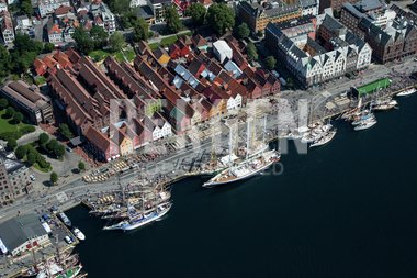 Statsraad Lehmkuhl og andre skip ved Bryggen i Bergen