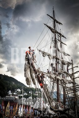 Mennesker klatrer i masten foran Bryggen