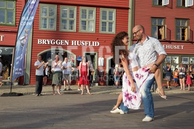 Mann og kvinne danser på Bryggen i Bergen