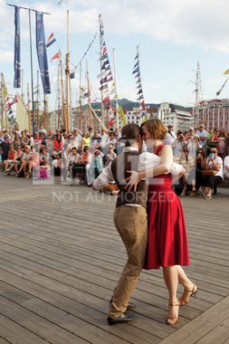 Mann og kvinne danser på Bryggen i Bergen