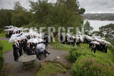 Hele Bergen Filharmoniske Orkester oppstilt med paraply