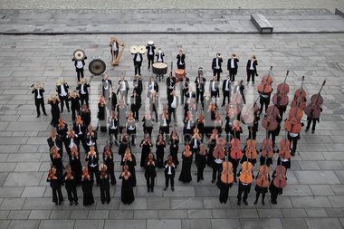 Hele Bergen Filharmoniske Orkester oppstilt på Festplassen