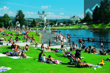 Fastland Friluftsbad på Gjøvik - et gratis utendørs svømmebasseng og aktivitetsområde