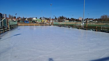 Skøytebanen med is i Ski idrettspark