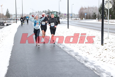 F.v.:  Cathrine Søreide, Morten Loug Hansen og Martin Haukenes under Jessheim Vintermaraton 2023