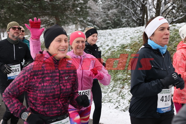 Liv Berit Jagteberg Lystad (i midten) løp maraton under Jessheim Vintermaraton 2023