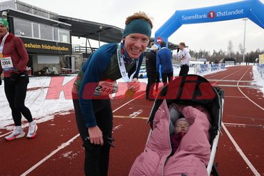 Halfdan-Emil Færø løp inn til femteplass med barnevogn på halvmaraton under Jessheim Vintermaraton 2023