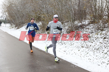 Ida Slorafoss løp inn til andreplass på maraton. Her godt hjulpet av Simen Westre. Jessheim Vintermaraton 2023