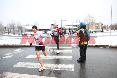 Anthony Sebergsen fremst med Henning Offigstad rett bak på maraton under Jessheim Vintermaraton 2023