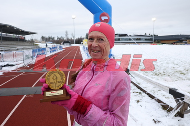 Liv Berit Jegteberg Lystad fikk utdelt Jon Hendens Minnepris fra Kondis etter målgang på maratondistansen i Jessheim Vintermaraton 2023