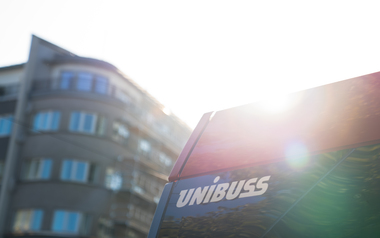 Unibuss logo på på buss